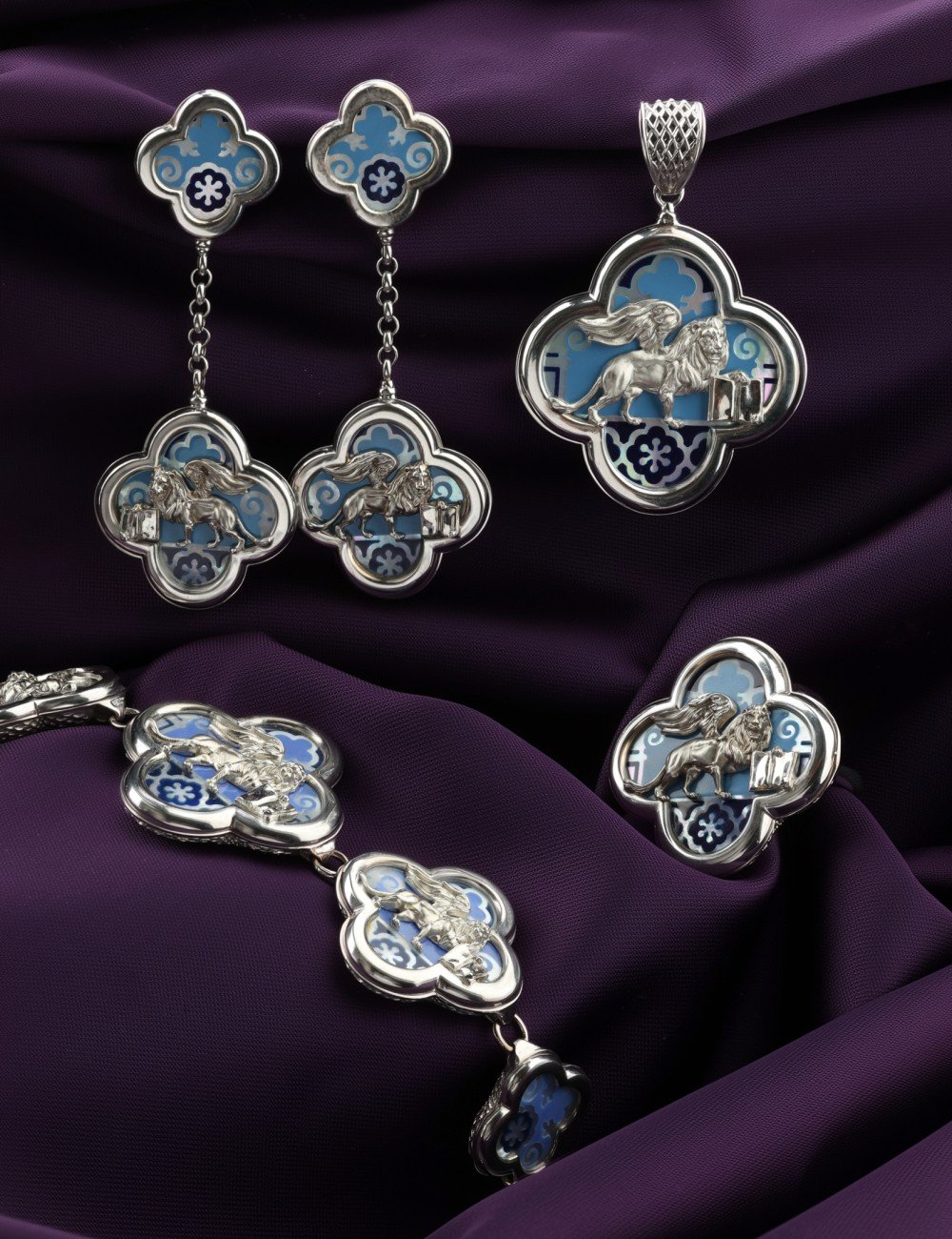 Подвеска из белого золота c эмалью и перламутром