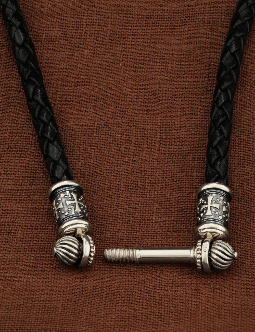 Гайтан из белого золота c кожаным шнурком