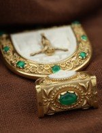 Образок из лимонного золота c эмалью, хризопразом и бивнем мамонта