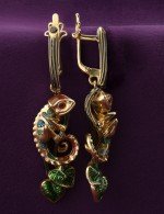 Серьги из лимонного золота c эмалью и гранатом