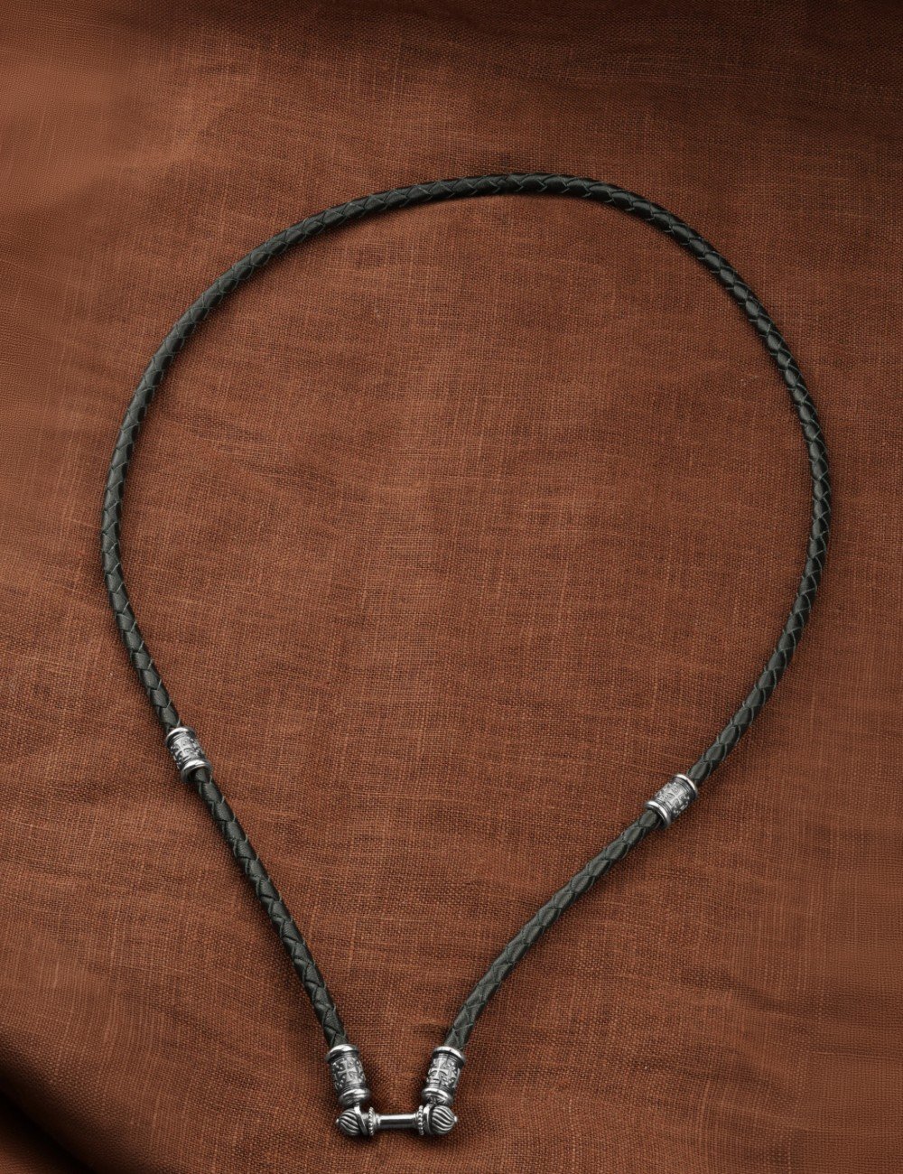 Гайтан из белого золота c кожаным шнурком