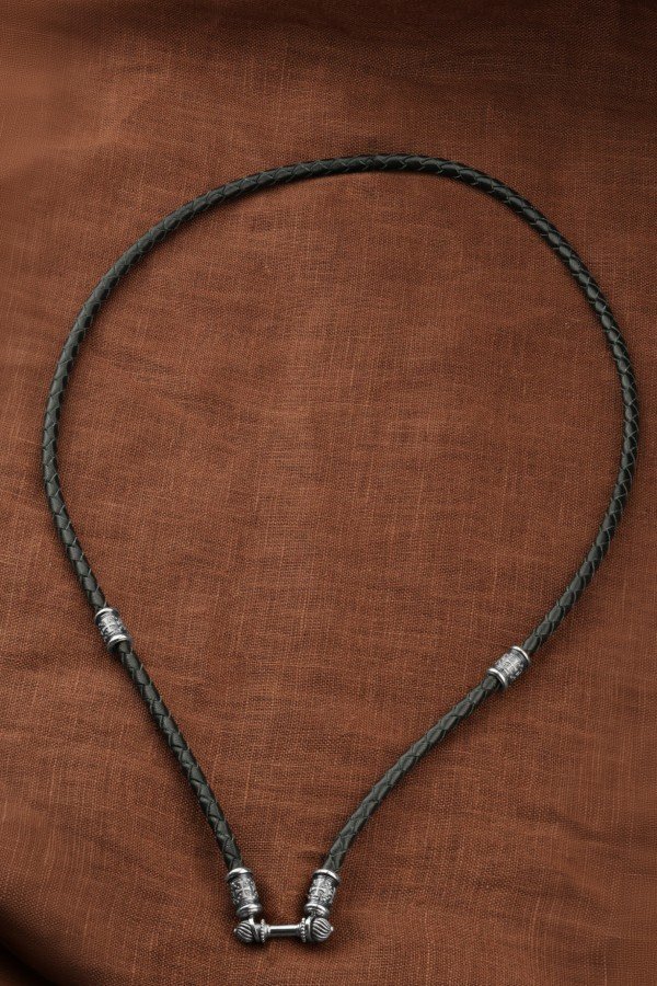 Гайтан из белого золота c кожаным шнурком
