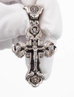 Крест из белого золота c эбеновым деревом