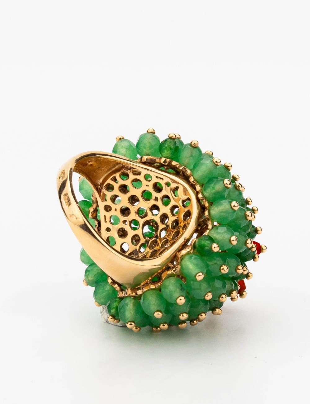 Кольцо из золота c гранатом, хризопразом, изумрудом и кораллом