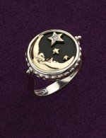 Кольцо из белого золота c бриллиантами, ониксом и перламутром