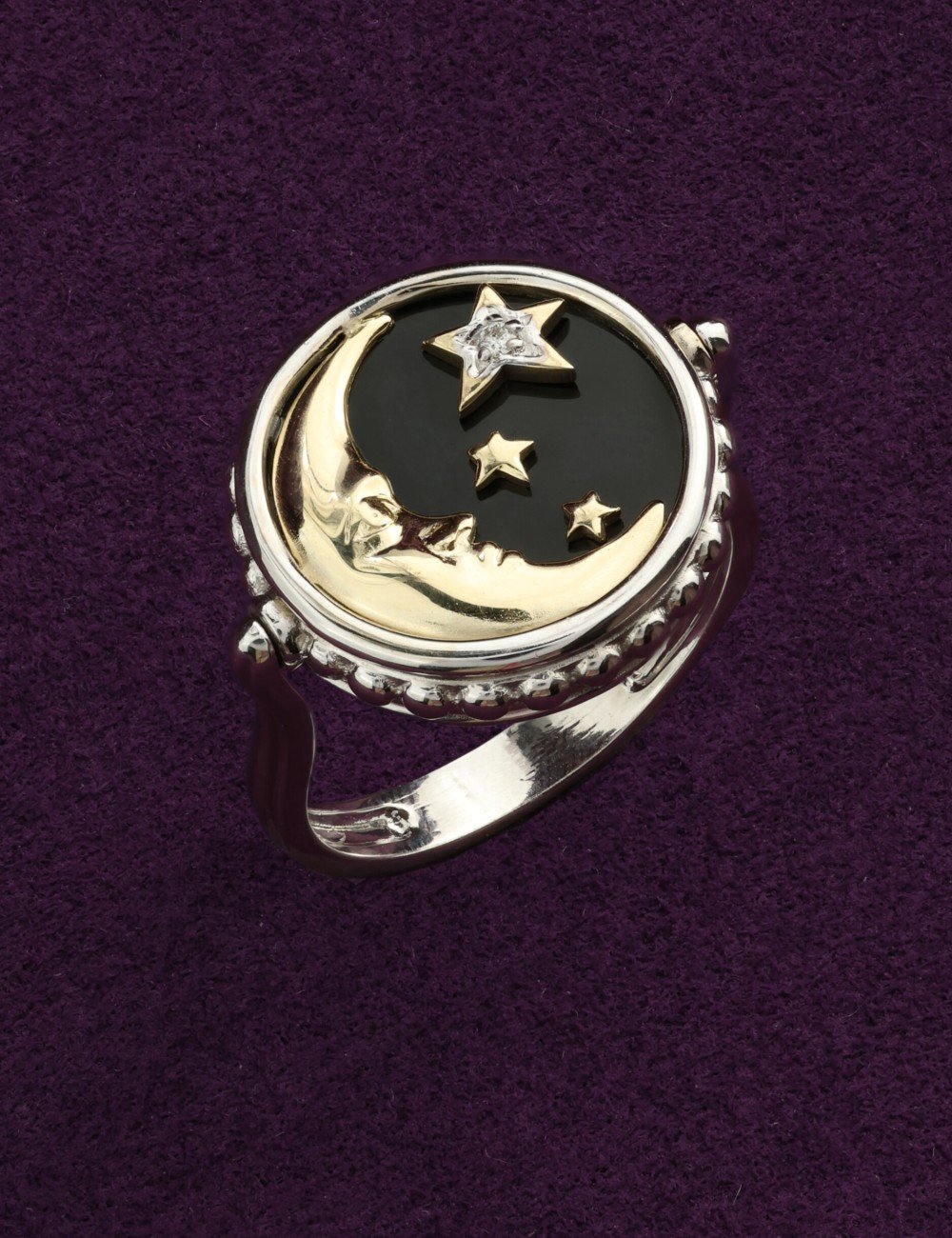 Кольцо из белого золота c бриллиантами, ониксом и перламутром