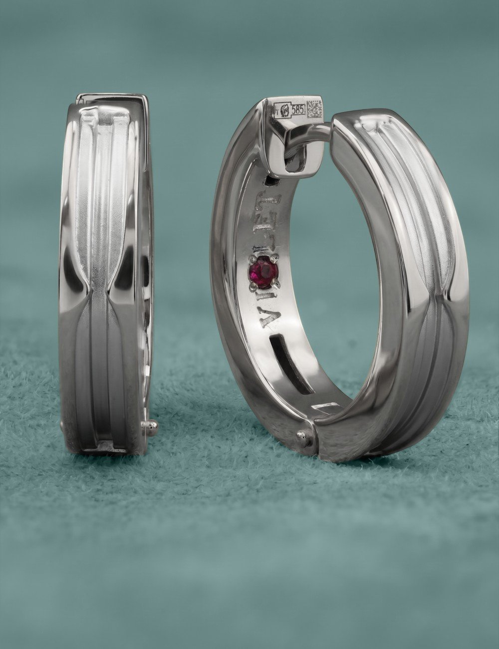 Серьги из белого золота c рубином