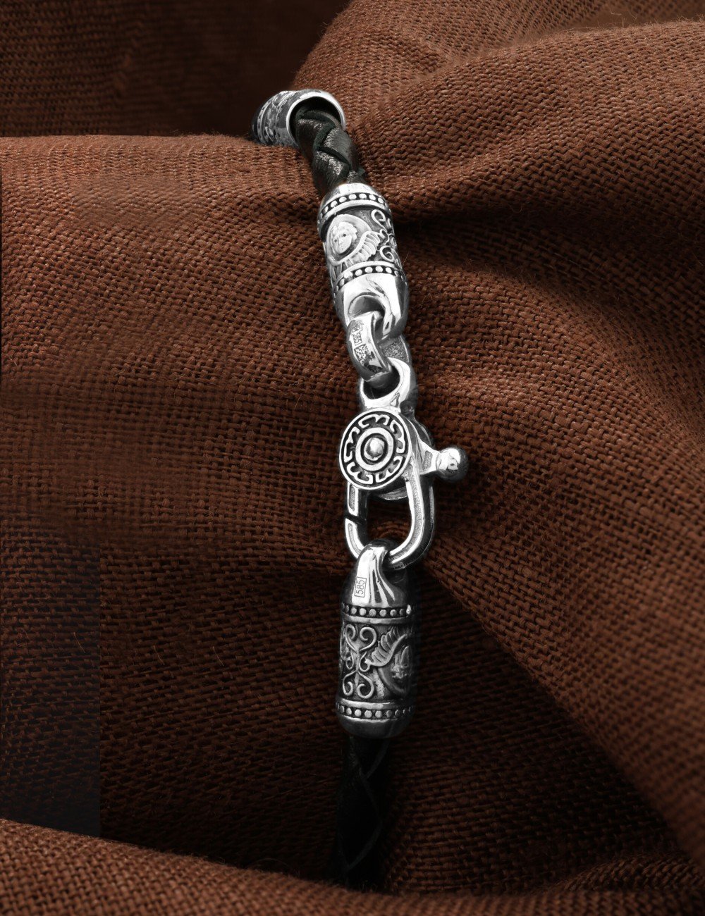 Браслет из белого золота c кожаным шнурком