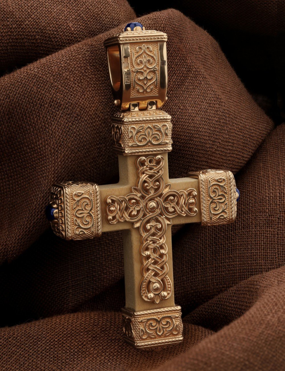 Крест из золота c эмалью, сапфиром и деревом груши