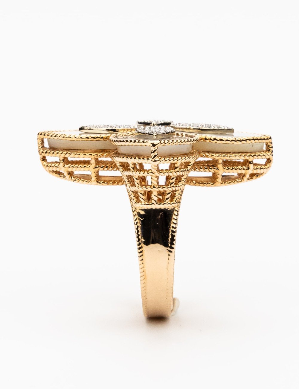 Кольцо из золота c бриллиантами и перламутром