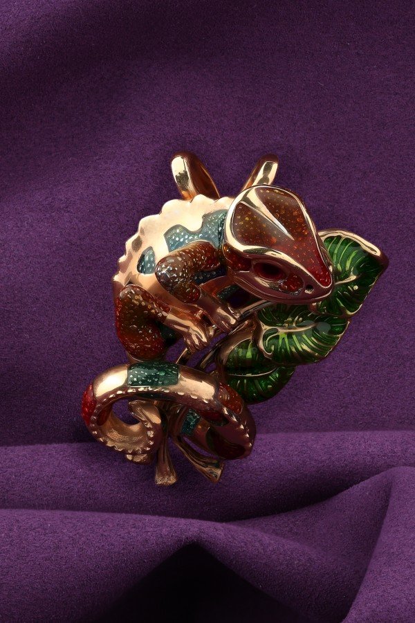 Подвеска из золота c эмалью и гранатом