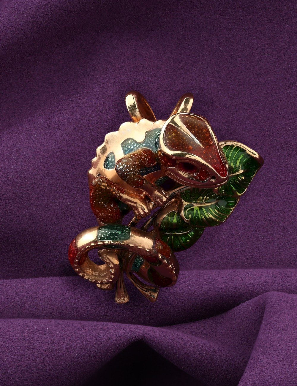 Подвеска из золота c эмалью и гранатом